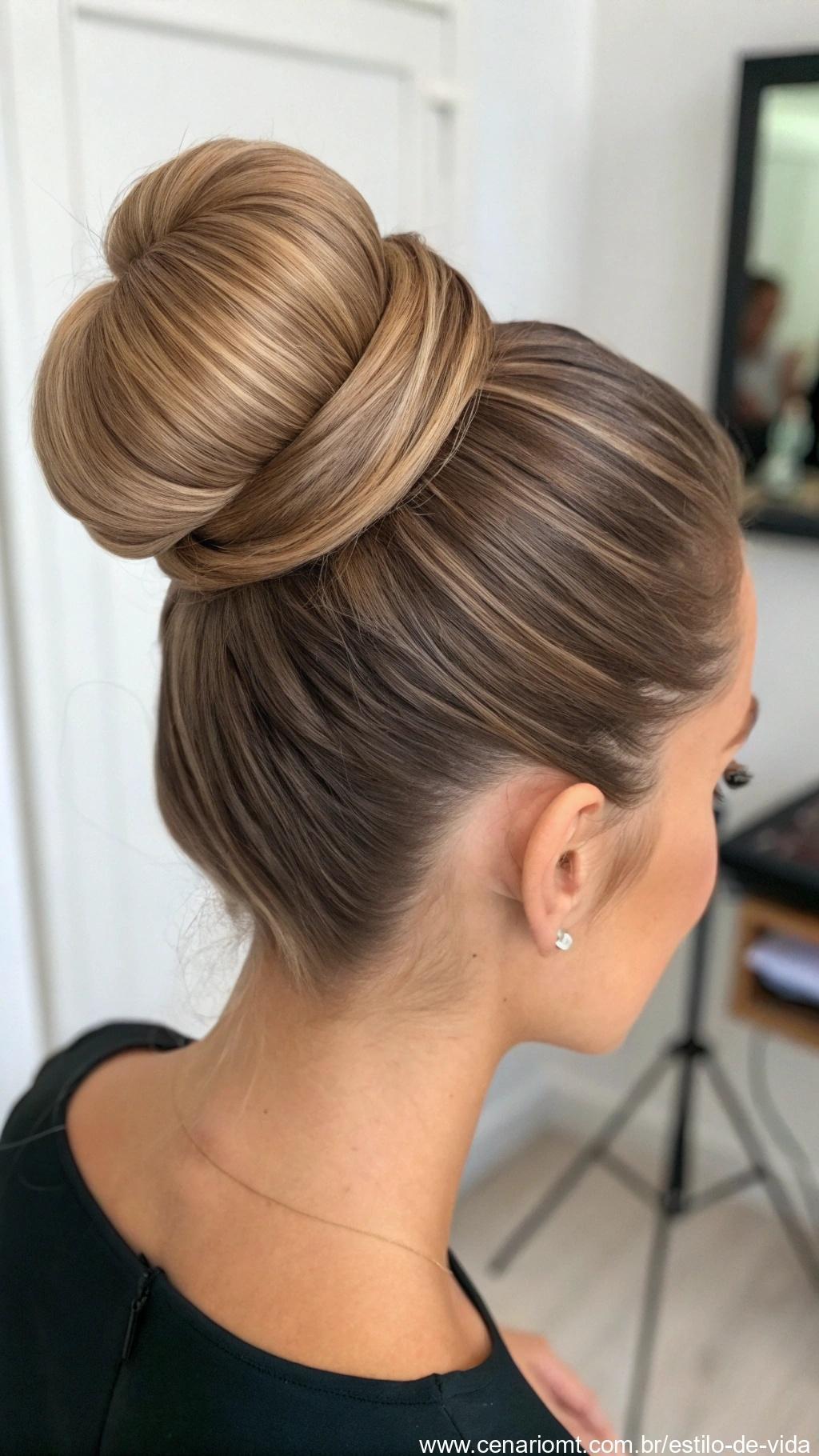 Penteado com coque alto