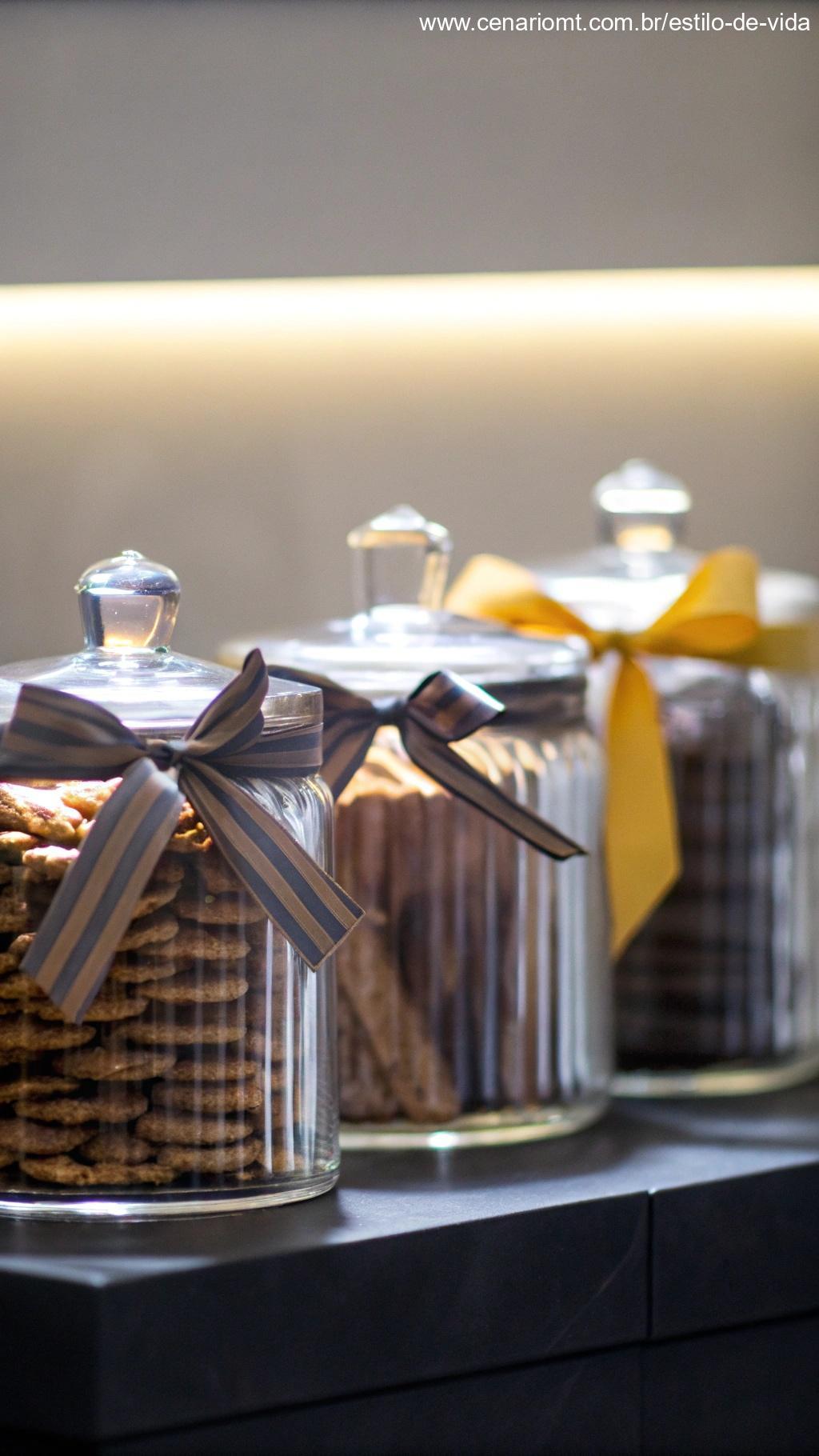 Frascos de vidro decorados com fita, contendo doces caseiros, ideais para presentear em ocasiões especiais.