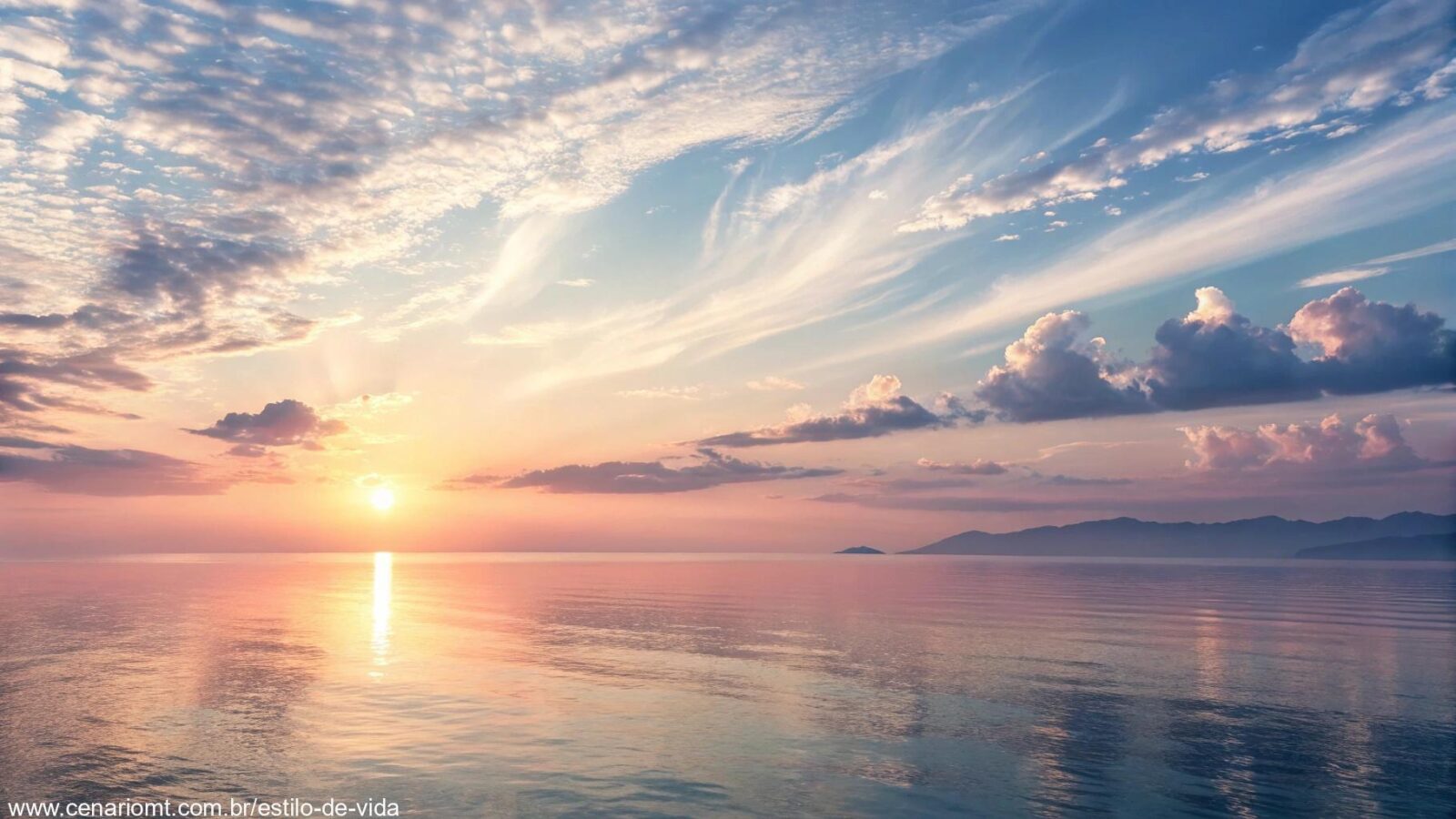 Paisagem tranquila com o sol nascendo sobre o oceano calmo, simbolizando o despertar e o alinhamento espiritual.