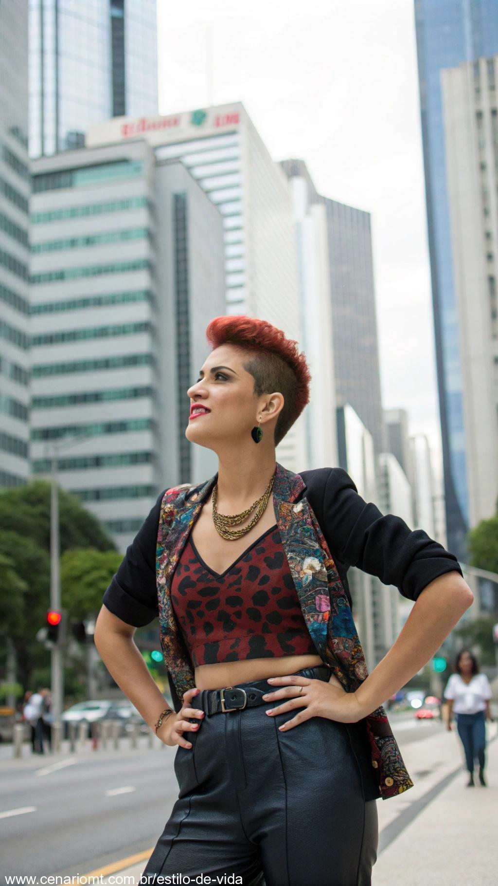 Mulher com corte de cabelo curto e ousado, em um ambiente urbano.