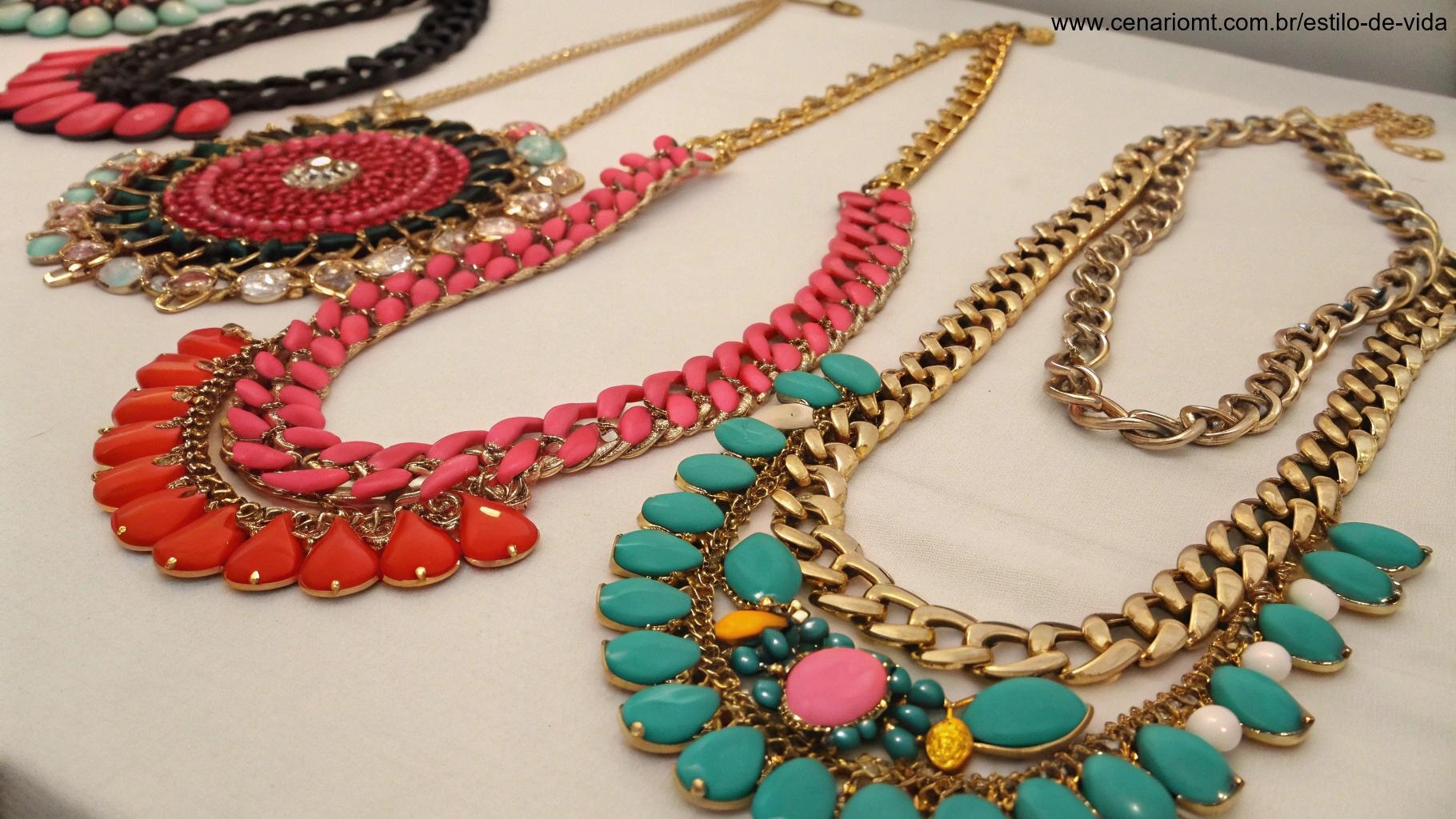 Maxi colares com designs ousados e cores vibrantes.