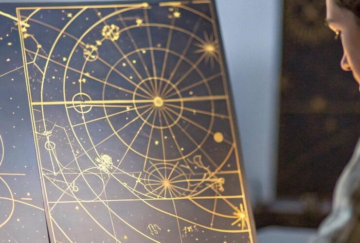 Pessoa analisando gráficos matemáticos em um ambiente de trabalho com uma atmosfera de foco e estratégia.