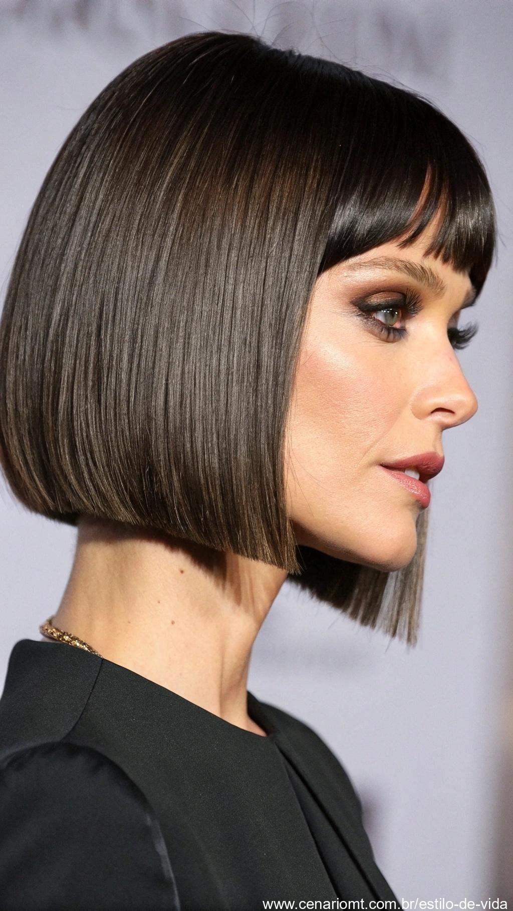 Blunt bob com acabamento polido e moderno