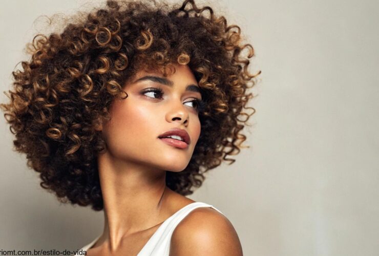Mulher estilosa com cabelo cacheado, usando um corte bob, exibindo volume natural e definição.