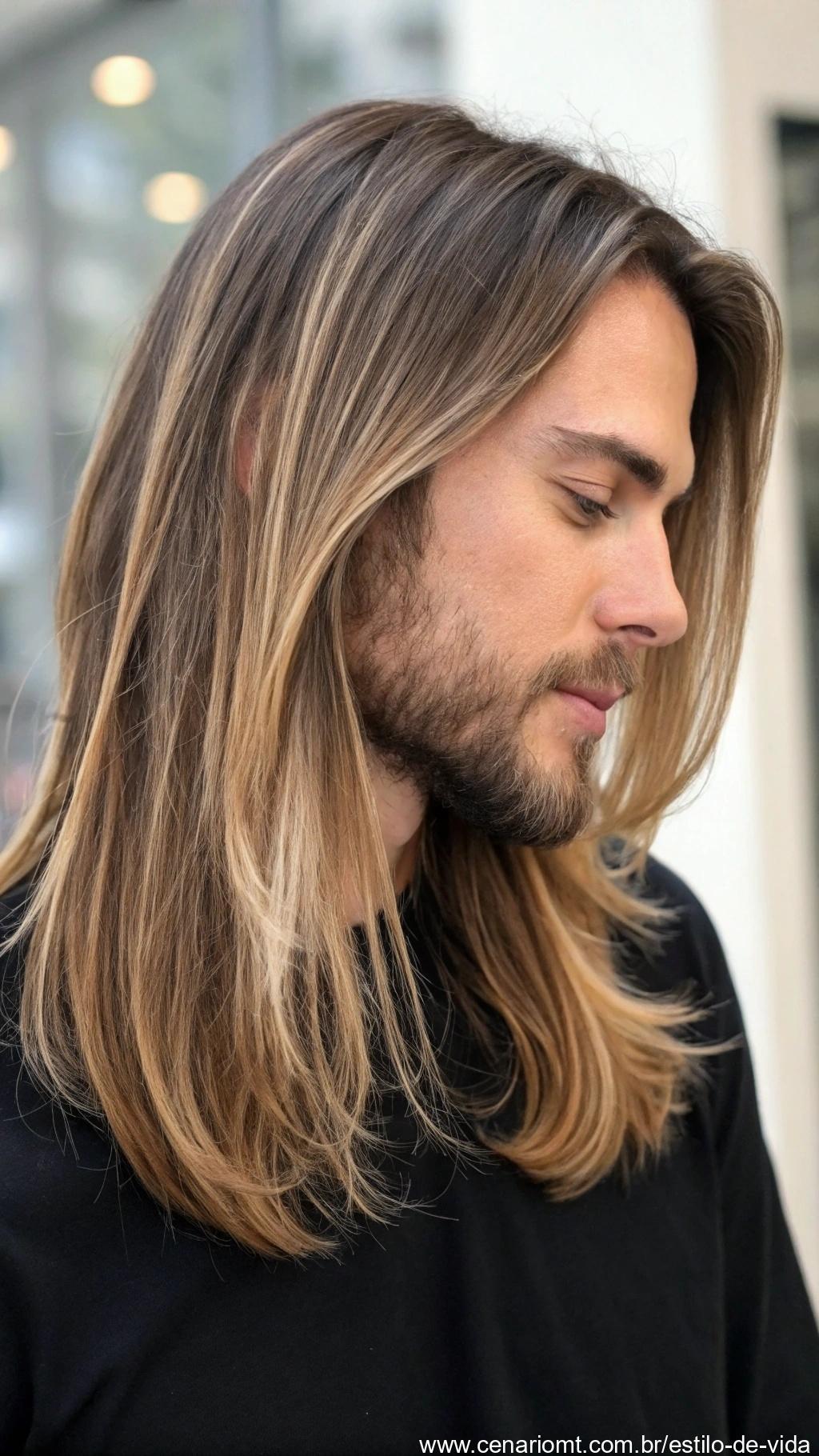 Homem com cabelo longo e degradê harmonioso