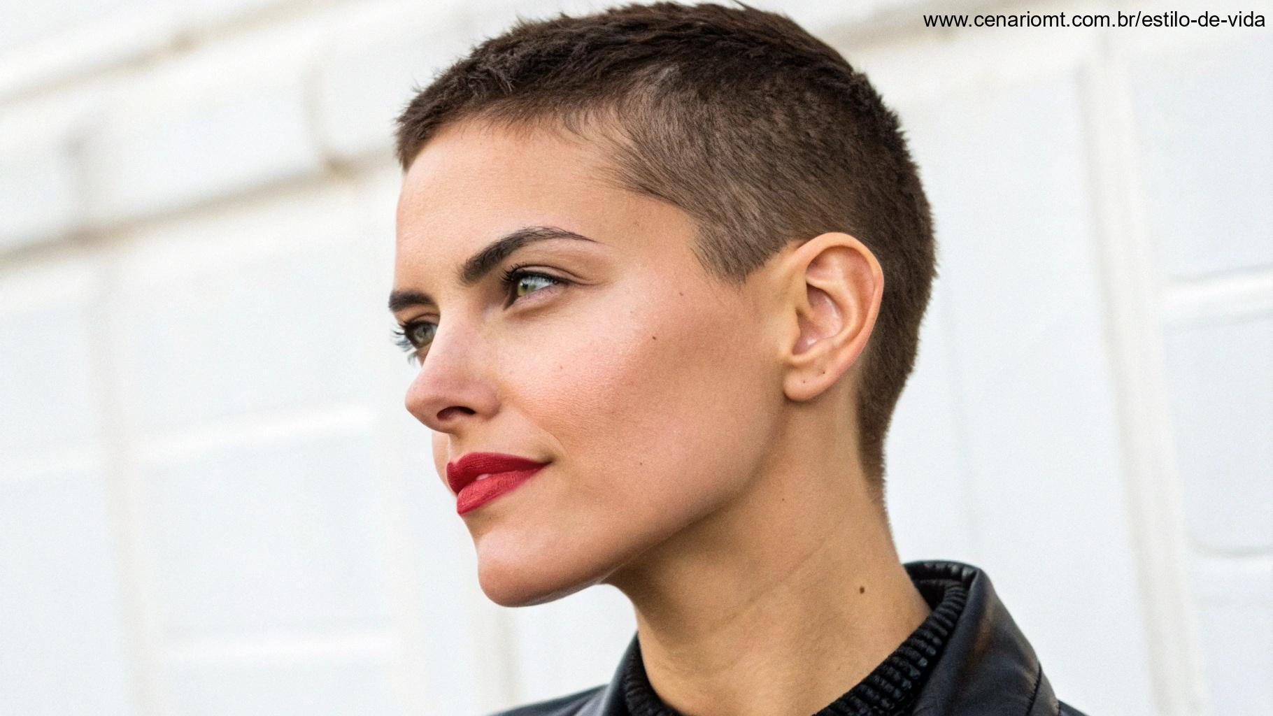 Pessoa com cabelo curto, transmitindo confiança e estilo.