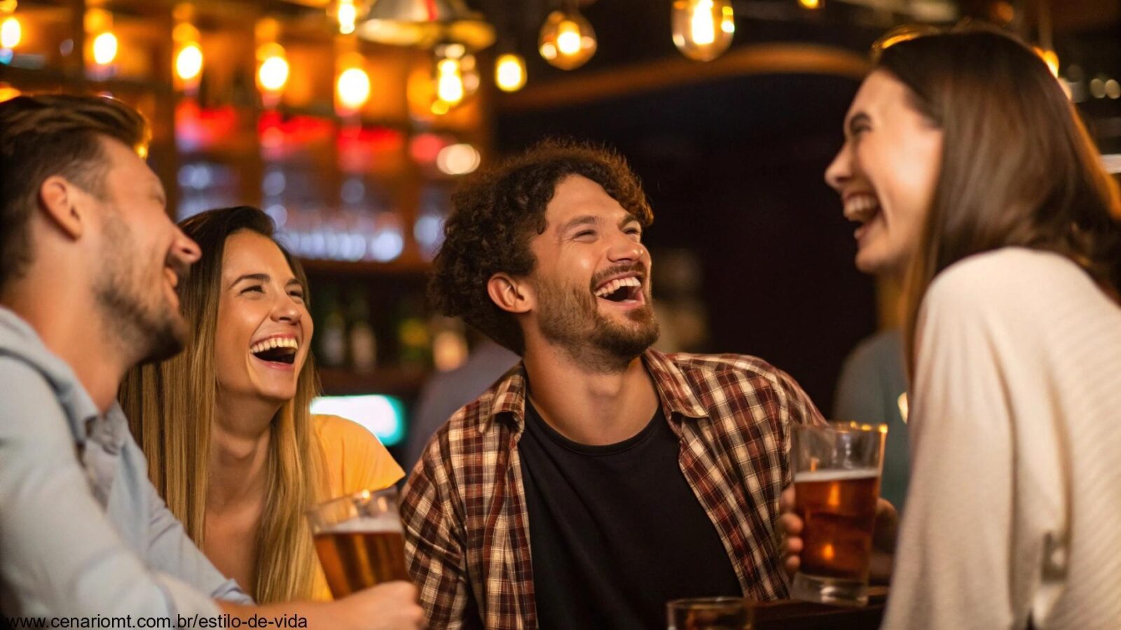 Grupo de amigos rindo em um bar enquanto alguém conta uma cantada engraçada