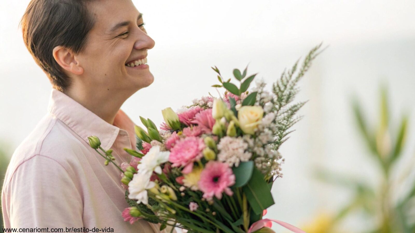 Cena romântica com uma pessoa sorrindo e segurando um buquê de flores.