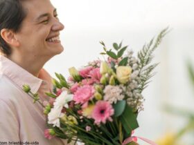 Cena romântica com uma pessoa sorrindo e segurando um buquê de flores.