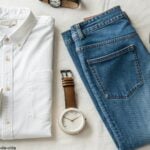 Imagem de peças básicas do guarda-roupa dispostas de forma elegante em uma composição minimalista.