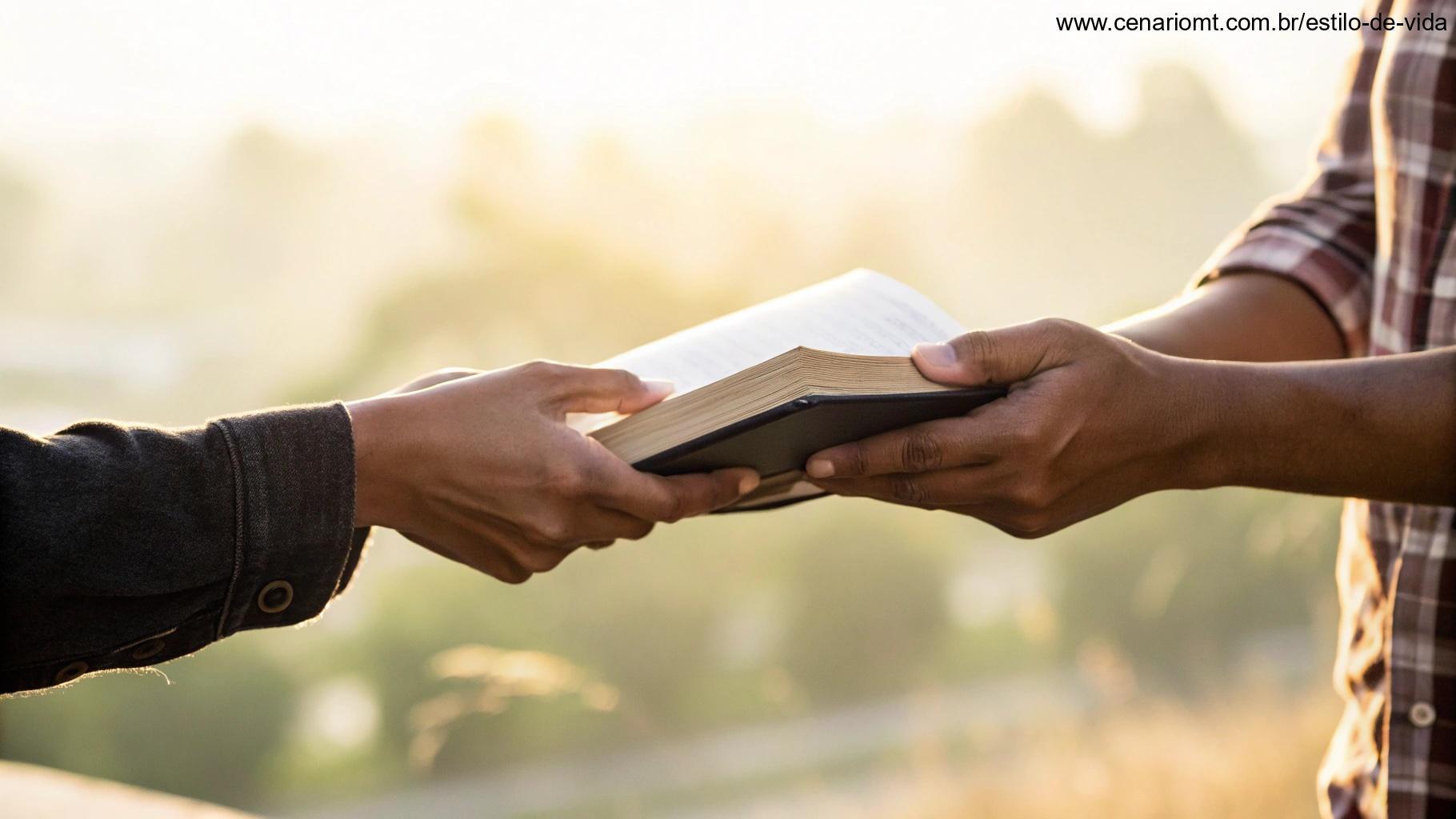 Duas mãos trocando uma Bíblia em um ambiente acolhedor, simbolizando compartilhar a palavra de Deus com os outros.