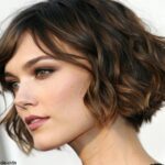 Corte curto com franja, estilo moderno e versátil para diferentes formatos de rosto.