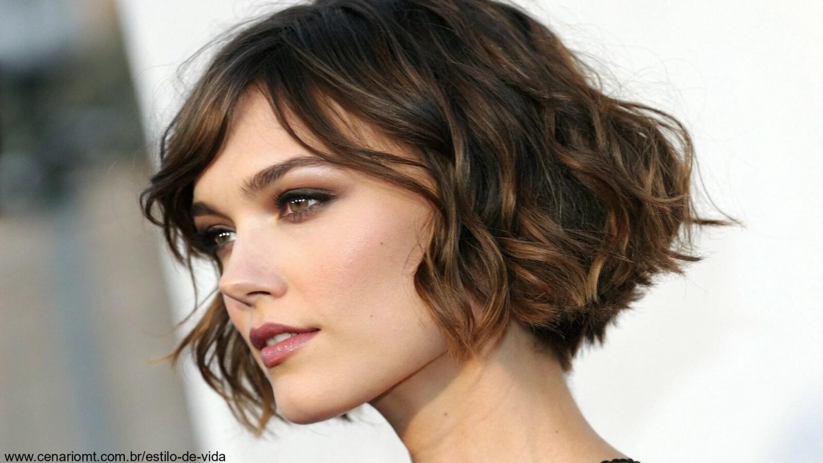 Corte curto com franja, estilo moderno e versátil para diferentes formatos de rosto.