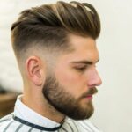 Corte de cabelo masculino moderno e clássico, com linhas nítidas e texturas suaves