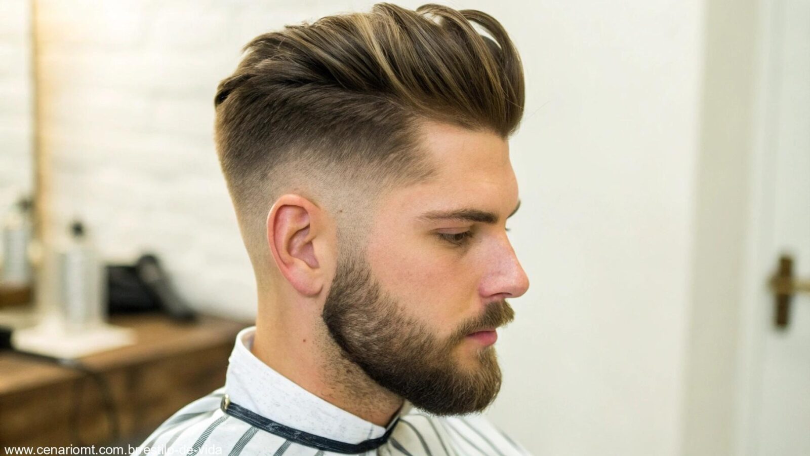 Corte de cabelo masculino moderno e clássico, com linhas nítidas e texturas suaves