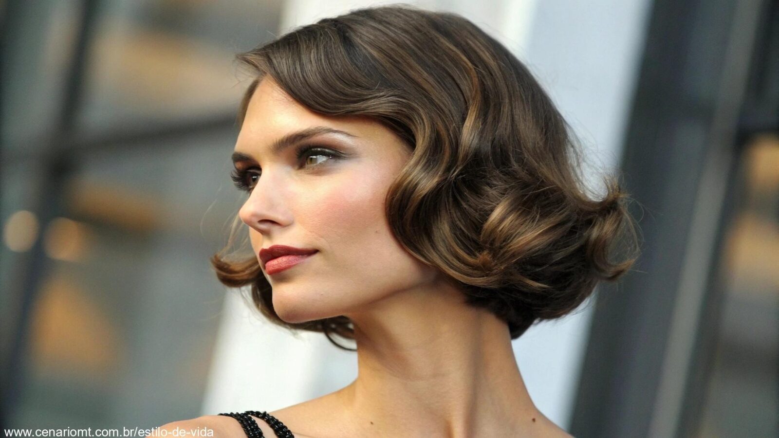 Corte de cabelo feminino com bob estiloso realçando o rosto