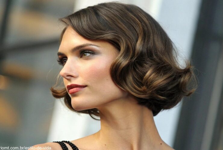 Corte de cabelo feminino com bob estiloso realçando o rosto