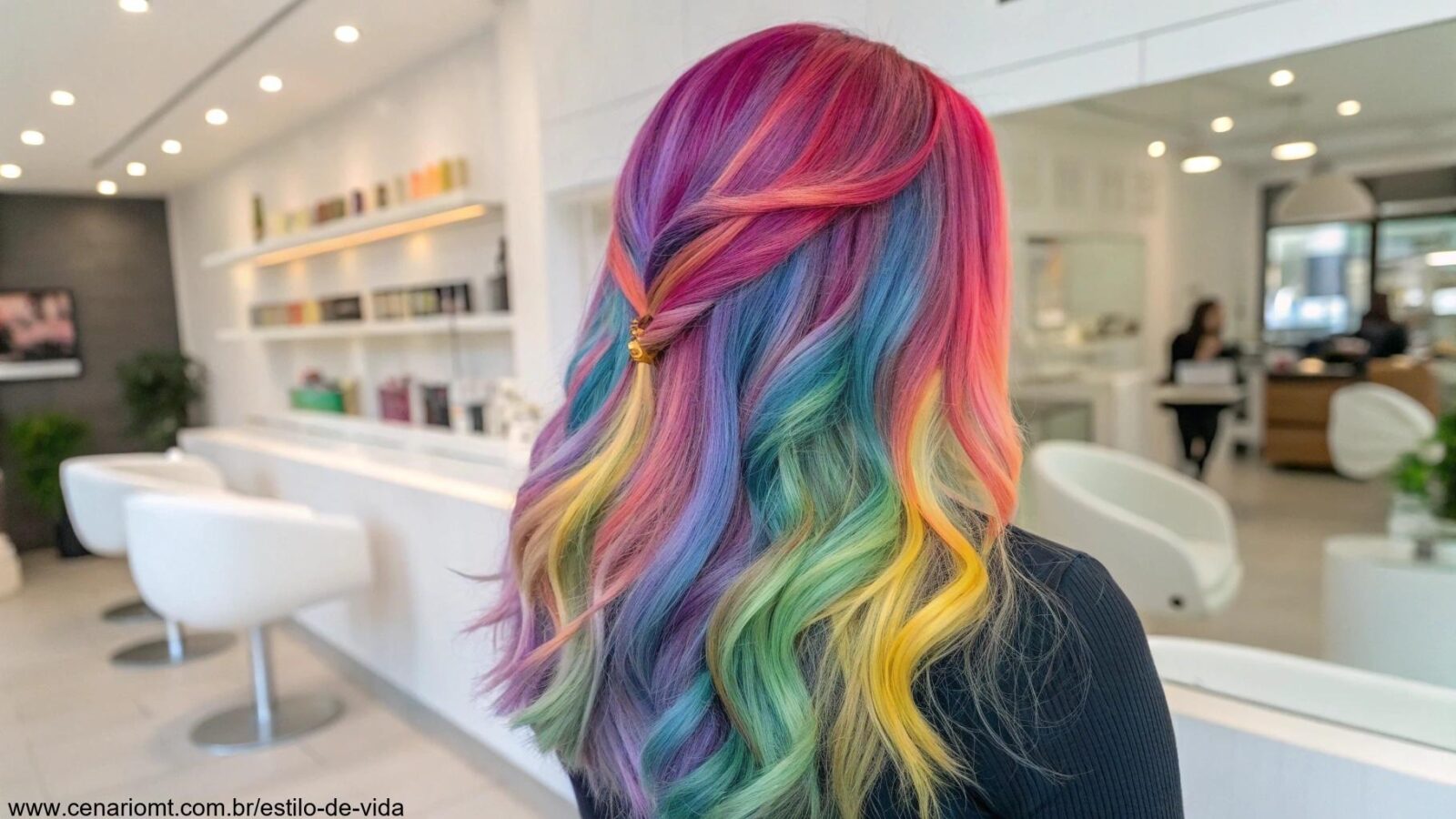 Cabelos coloridos vibrantes em um salão moderno