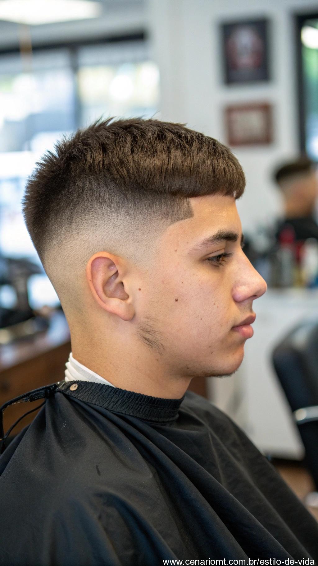 Homem com fade médio bem definido.