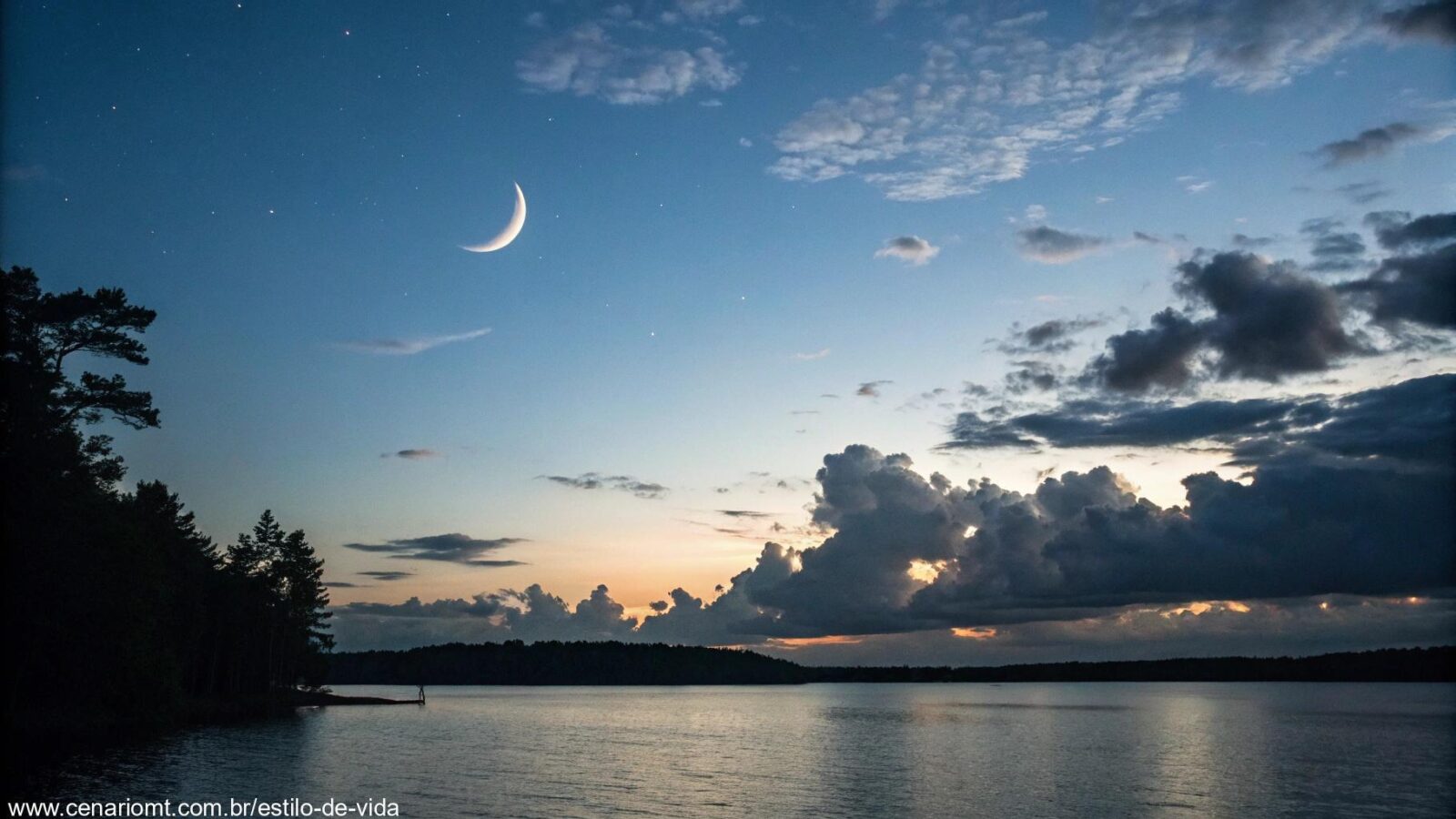 Imagem do céu noturno com a lua crescente crescente, nuvens suaves e o reflexo da luz na água tranquila.