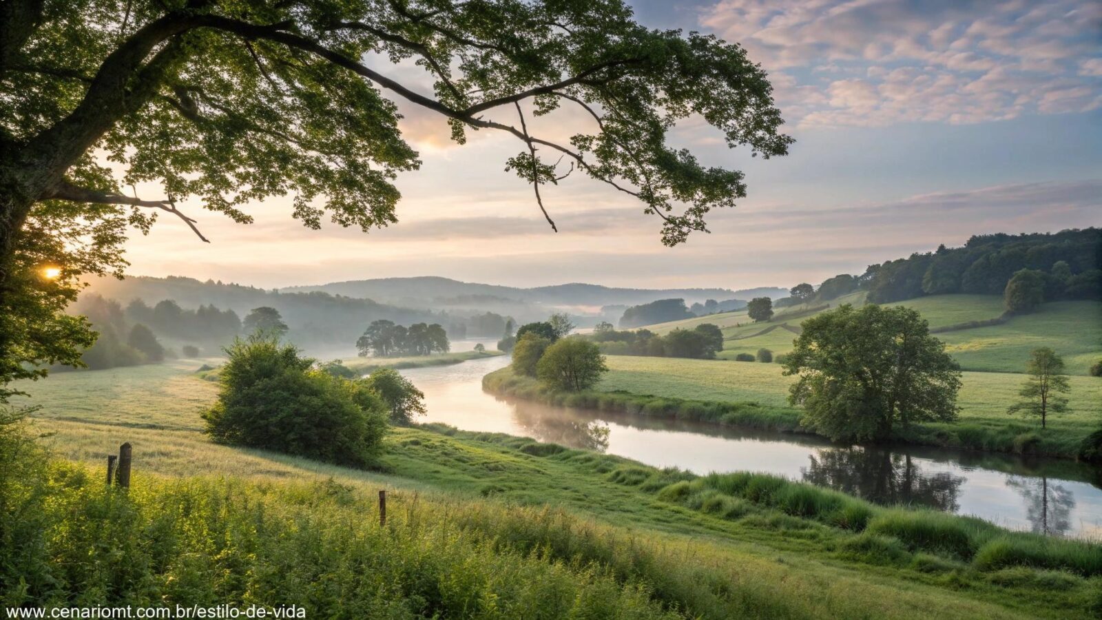 Paisagem tranquila de manhã com luz suave, um rio calmo e campos verdes, simbolizando um sábado abençoado.