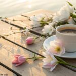 Imagem inspiradora para a manhã de terça-feira com café e flores, transmitindo carinho e positividade.