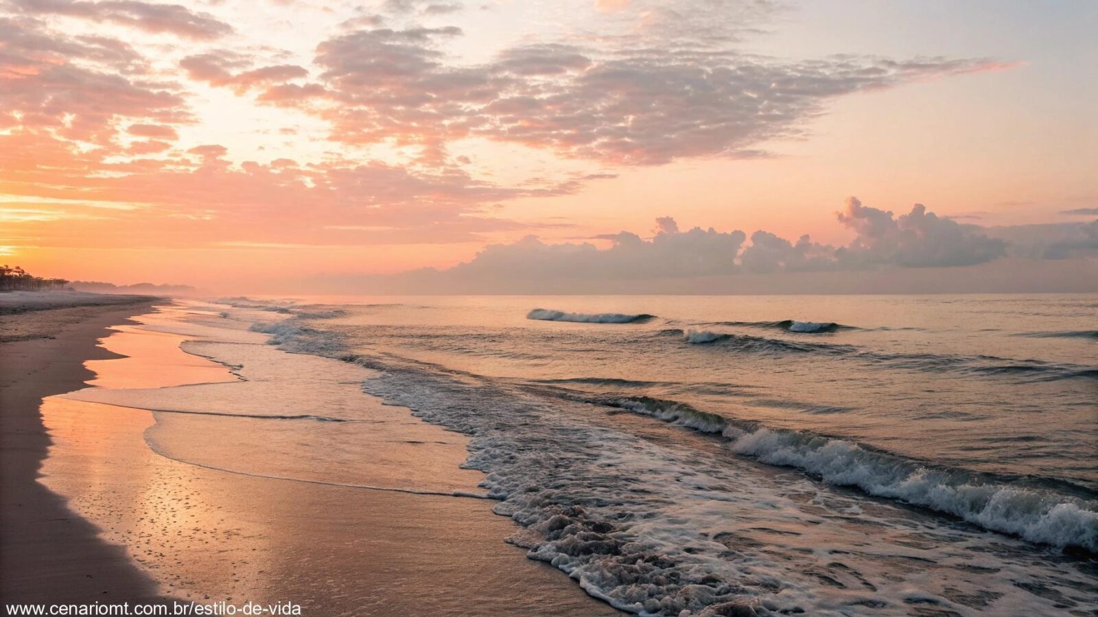 Imagem de uma paisagem tranquila com o nascer do sol em uma praia calma.
