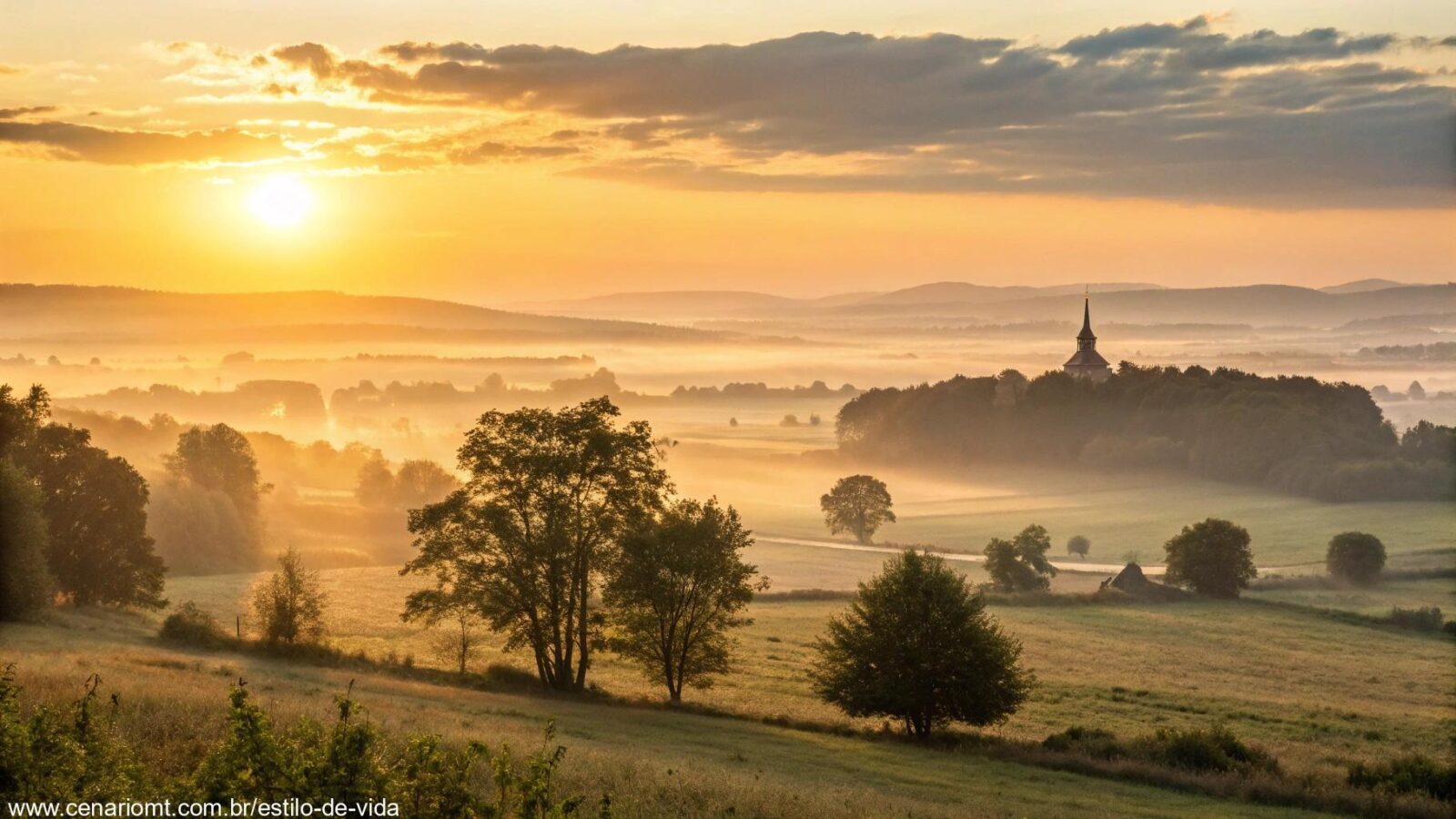 Imagem de uma manhã tranquila com o nascer do sol e luz dourada, representando um novo começo e renovação espiritual para a quinta-feira.