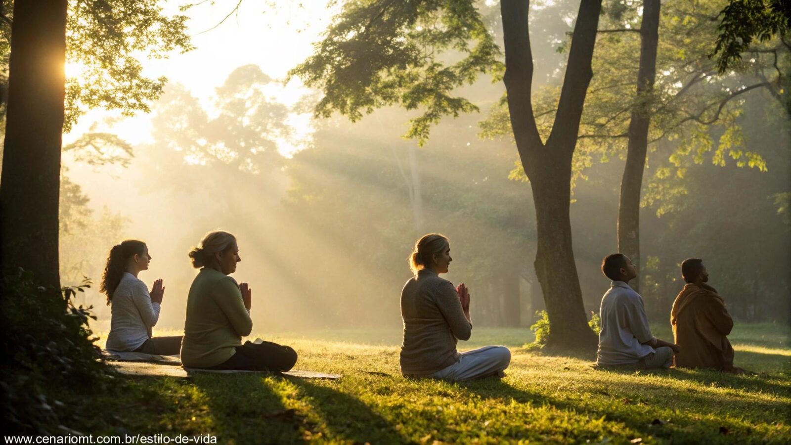 Grupo religioso em oração em uma manhã iluminada pelo sol