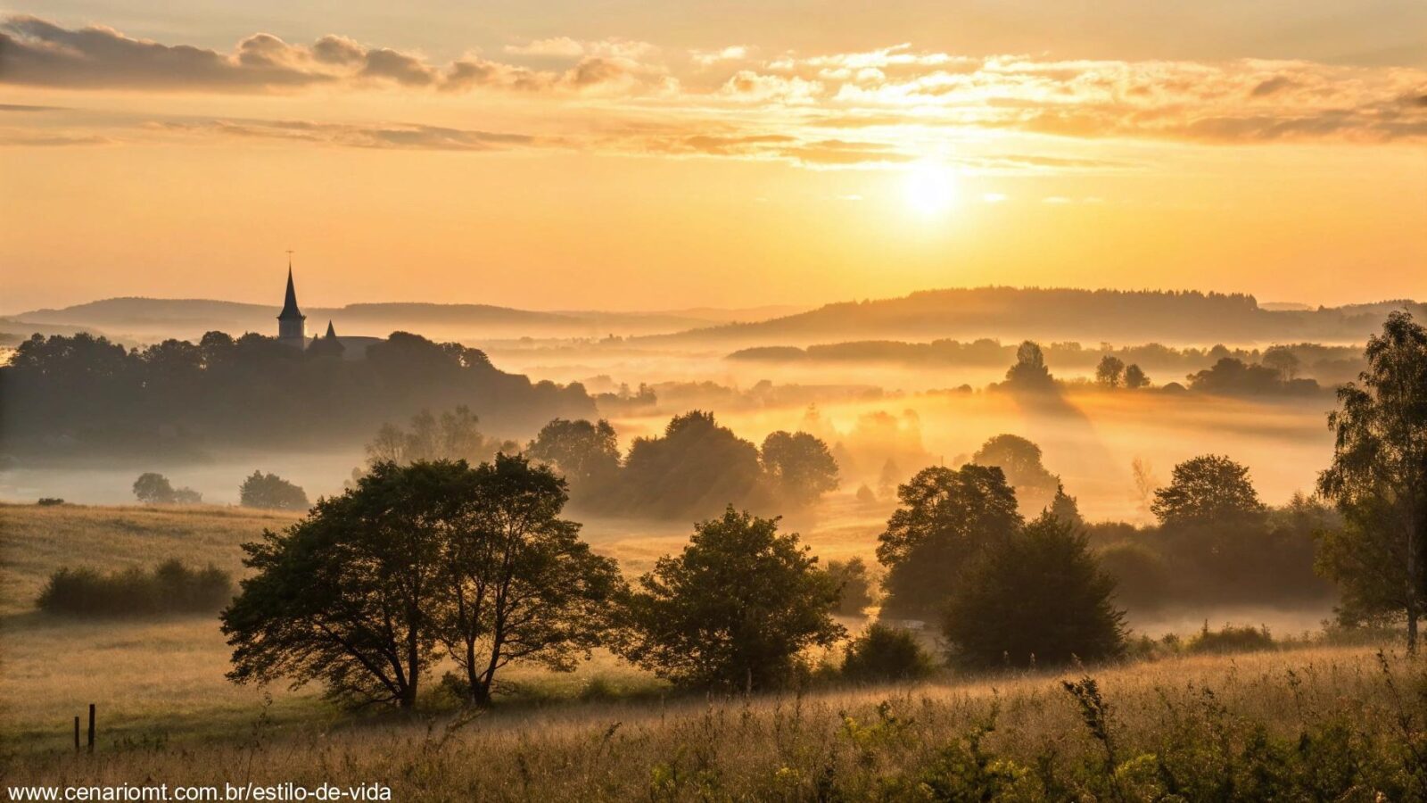 Amanhecer tranquilo com luz dourada e névoa suave, transmitindo fé e esperança.