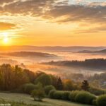 Nascer do sol sereno iluminando uma paisagem tranquila, simbolizando um novo começo para o sábado, 1º de março de 2025.