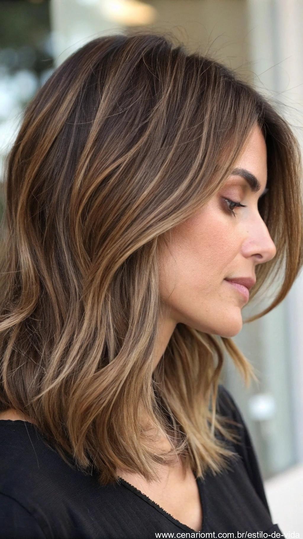 Mulher com cabelo repicado, mostrando volume e movimento.