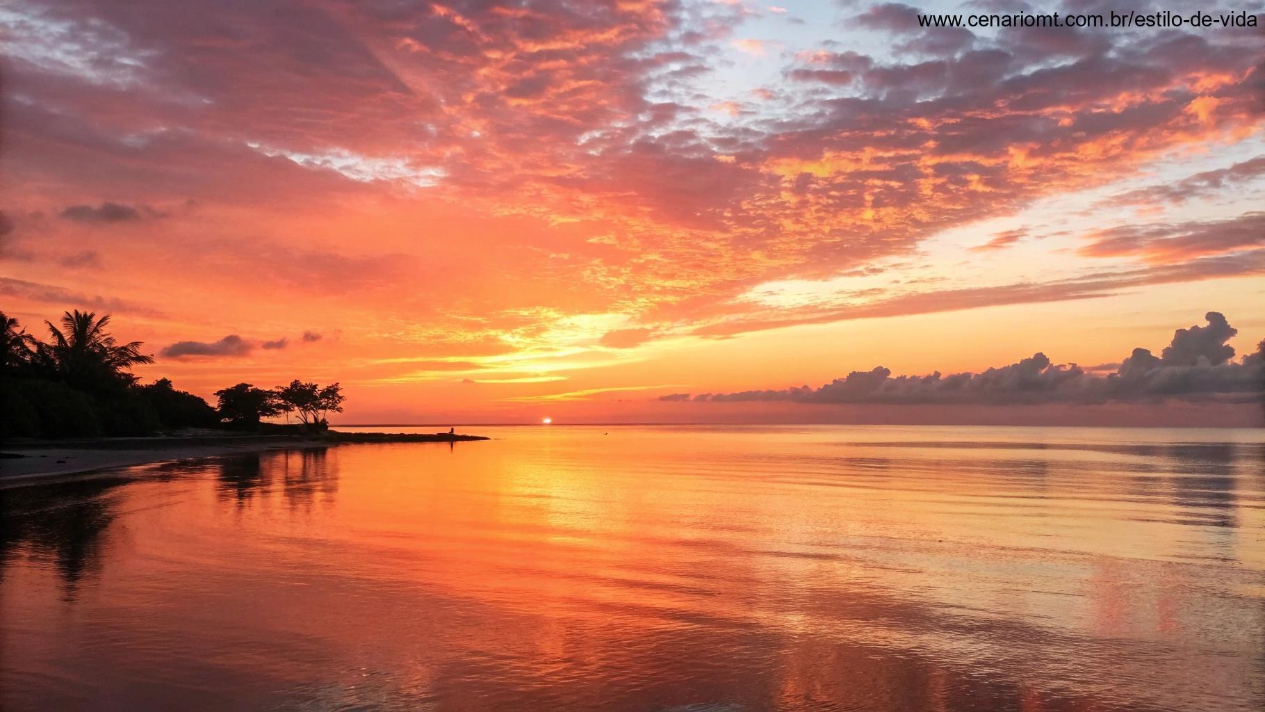 Imagem de um nascer do sol sobre o mar, simbolizando a reflexão e o crescimento espiritual.