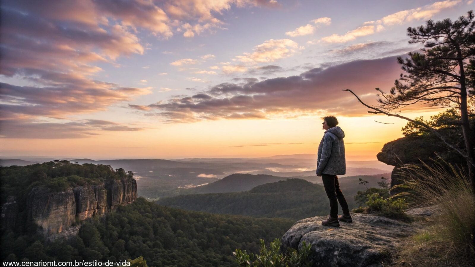 Uma paisagem serena com uma pessoa em pé na beira de um penhasco, olhando para o horizonte enquanto o sol se põe, com cores suaves e tons de dourado, rosa e roxo, simbolizando clareza e visão.