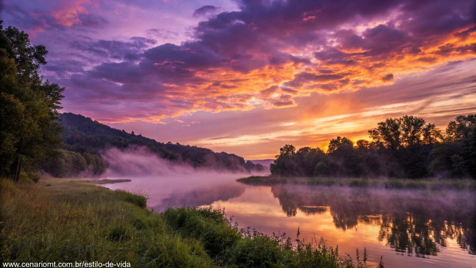 Paisagem serena e mística ao pôr do sol, com tons vibrantes de roxo, laranja e dourado no céu, e um rio calmo refletindo a luz.