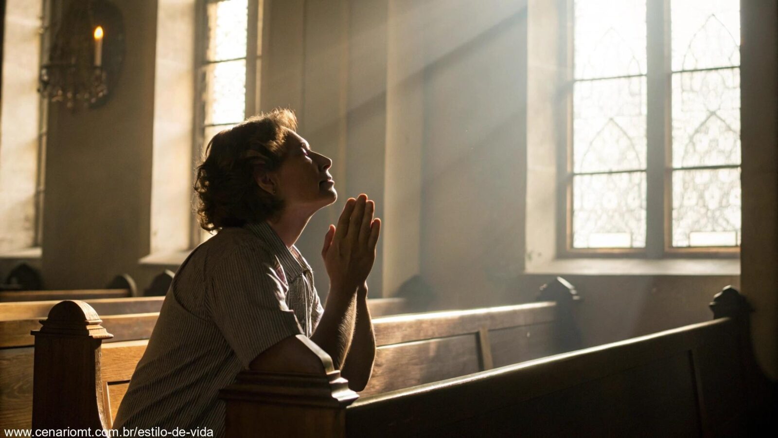 Pessoa em oração sob a luz suave do amanhecer em uma igreja.