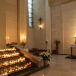Espaço de oração católica tranquilo e sereno com velas e luz suave, transmitindo espiritualidade e calma para quinta-feira, 27 de fevereiro de 2025.