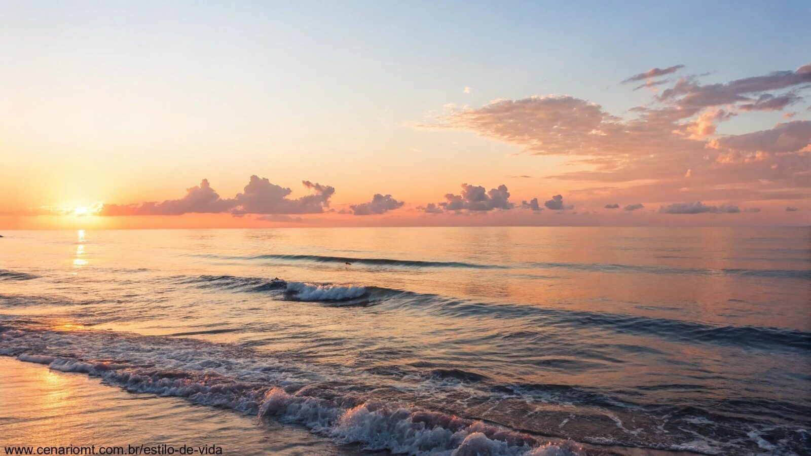 Imagem de um amanhecer sereno sobre o mar calmo, simbolizando esperança e fé para o dia.