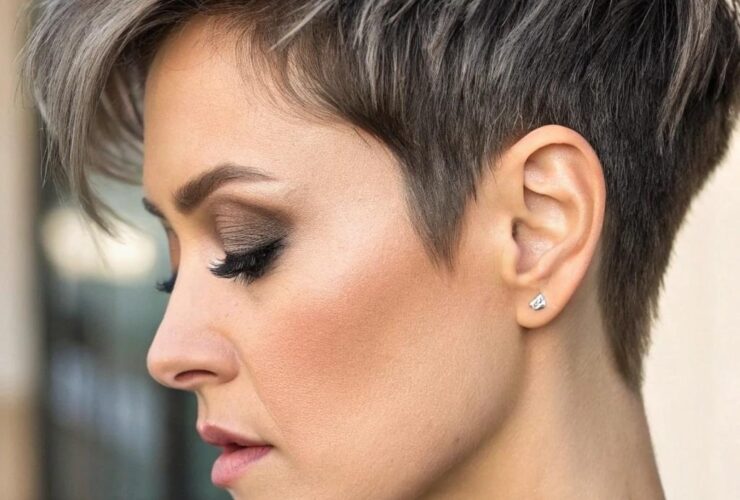 Pixie cut moderno com camadas estilizadas e acabamento sofisticado.