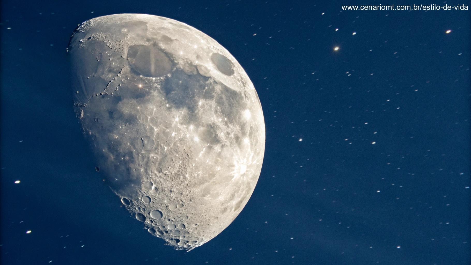 Céu noturno sem a lua visível, com estrelas brilhantes ao fundo.