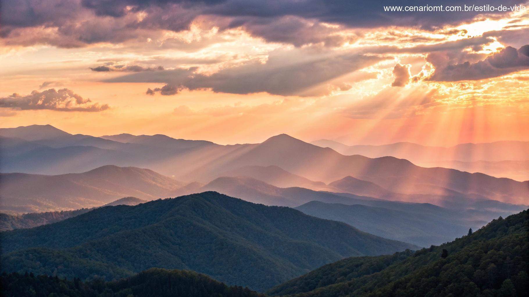 Nascer do sol sobre uma cadeia de montanhas, com raios suaves de luz atravessando as nuvens, simbolizando um novo começo e um momento de reflexão espiritual.