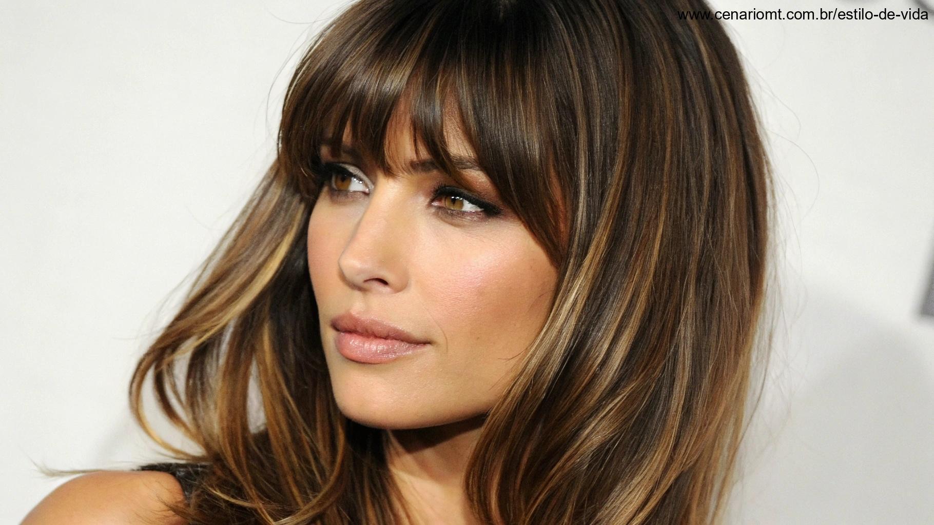 Corte de cabelo feminino com camadas e franjas para rostos ovais