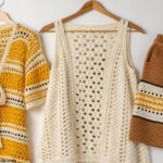 Uma coleção de roupas de crochê, mostrando designs modernos e padrões para 2025, com várias texturas e estilos, com cores vibrantes, neutras e terrosas.