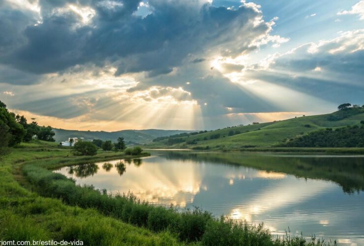 Paisagem serena e tranquila com luz suave, nuvens e um corpo de água calmo refletindo o céu, evocando fé e reflexão.