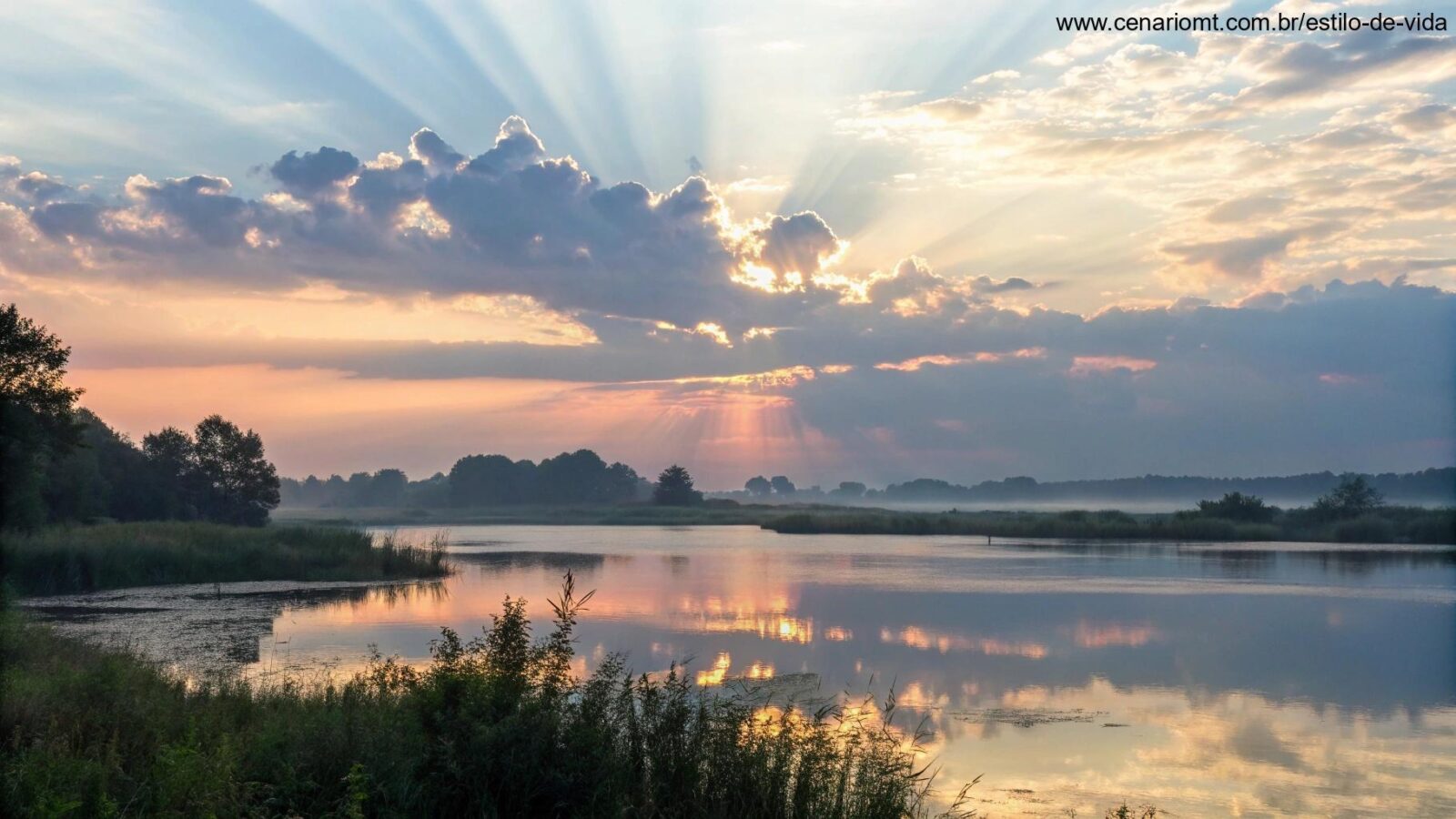 Paisagem serena ao amanhecer, com luz suave atravessando as nuvens, simbolizando paz e reflexão, com raios de luz suavemente destacando uma superfície de água calma.