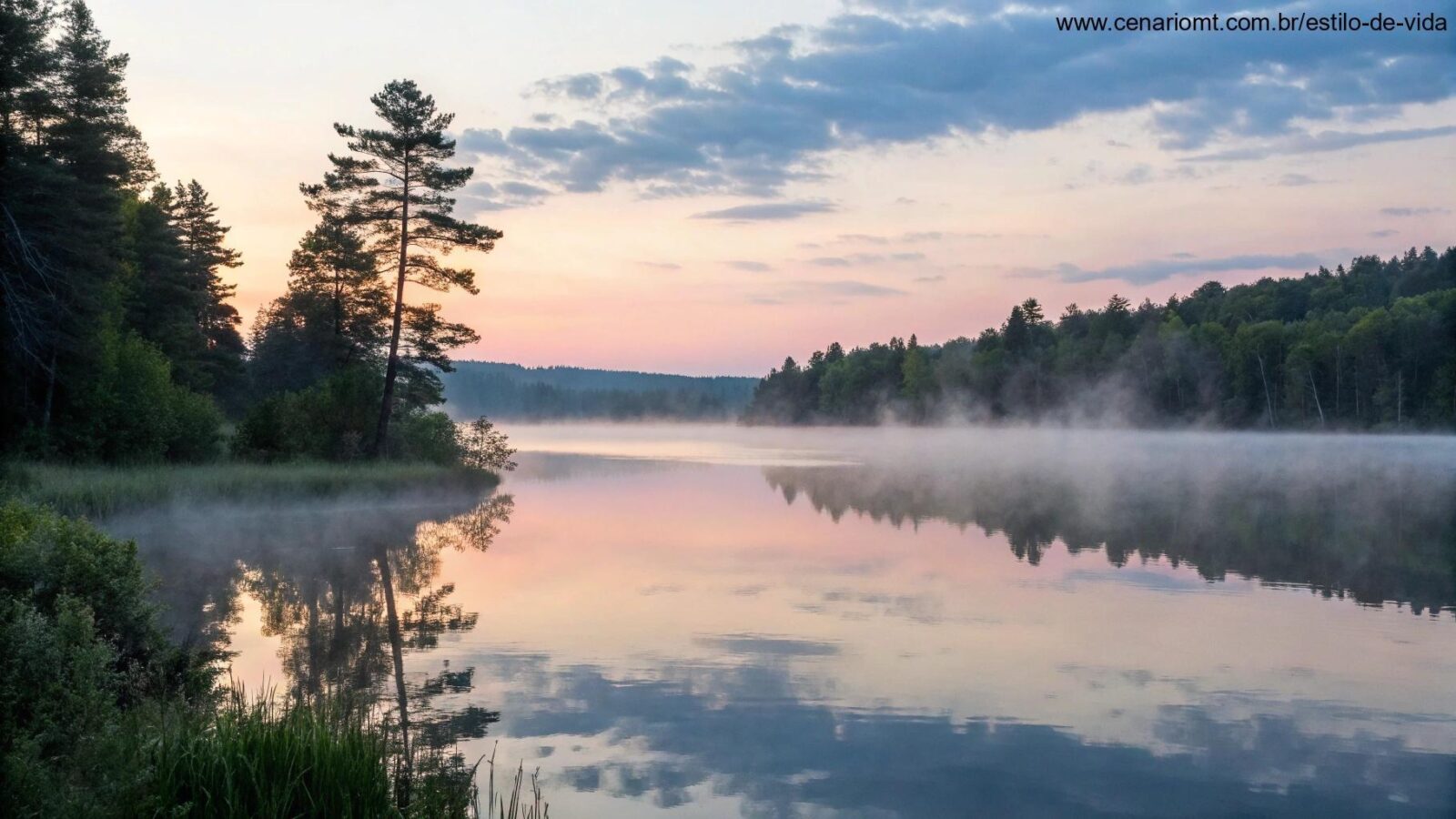 Cena tranquila de um lago calmo com neblina surgindo da água ao amanhecer, representando serenidade e conexão com a natureza e fé.