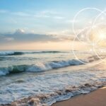 Cena serena e pacífica simbolizando harmonia espiritual, com luz suave, ondas tranquilas e representações abstratas de alinhamento com o propósito de vida.