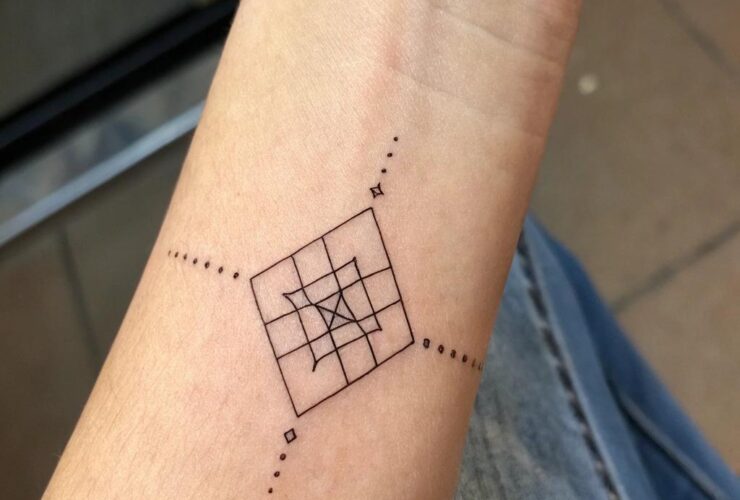 Tatuagem minimalista com linhas finas e um padrão geométrico elegante no pulso.