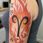 Tatuagem criativa representando o signo de Áries, com elementos de fogo e força.