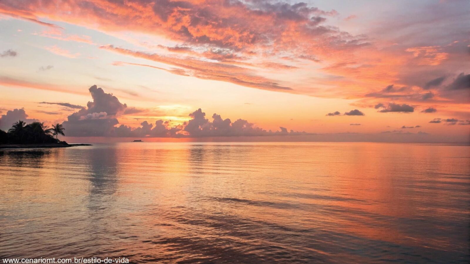 Amanhecer tranquilo sobre o oceano, com luz suave refletindo na água e uma atmosfera serena, simbolizando reflexão e fé.